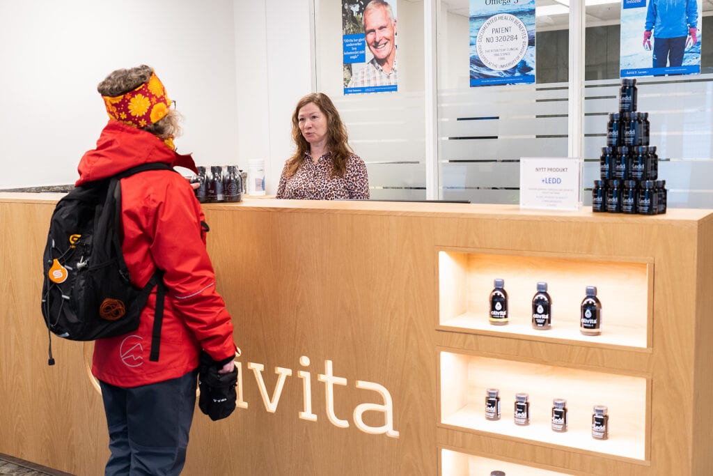 Olivita ansatt som betjener kunde i Tromsø